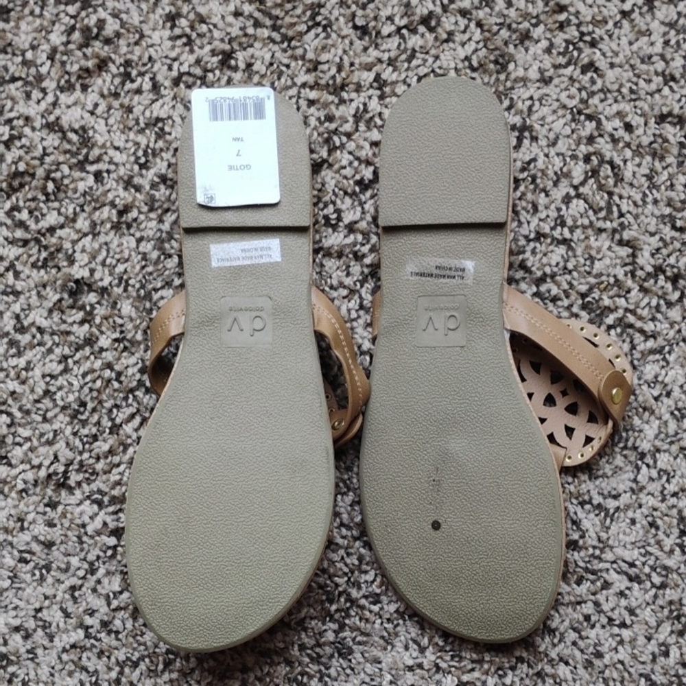 NEW DV by Dolce Vita Gotie Tan Studded Thong Sandal Size 7 — Boutique Style - Picture 2 of 3